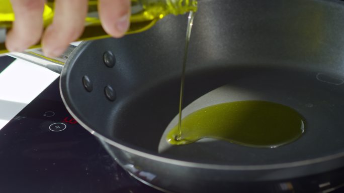 把橄榄油倒进锅里