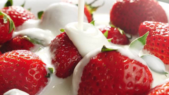 将酸奶倒在草莓上奶油鲜奶果汁饮料广告空镜