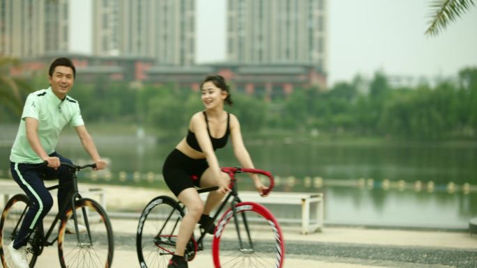 情侣在公园骑自行车散心4K镜头