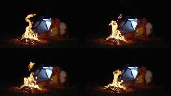 男人和女友在篝火旁烤香肠