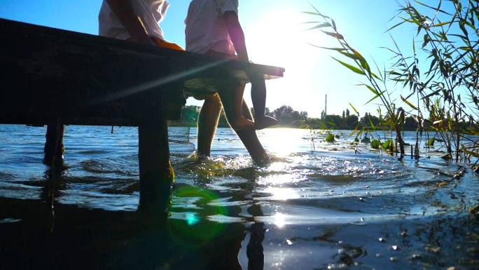 在湖边玩耍的父子父亲河流小河光脚玩水赤脚