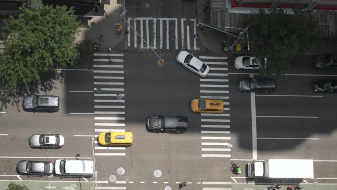 白天曼哈顿繁忙街道的俯瞰图。