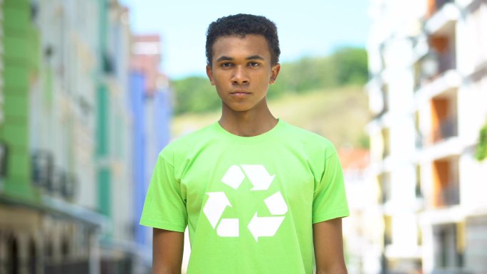 青少年男子穿着有回收标志的t恤