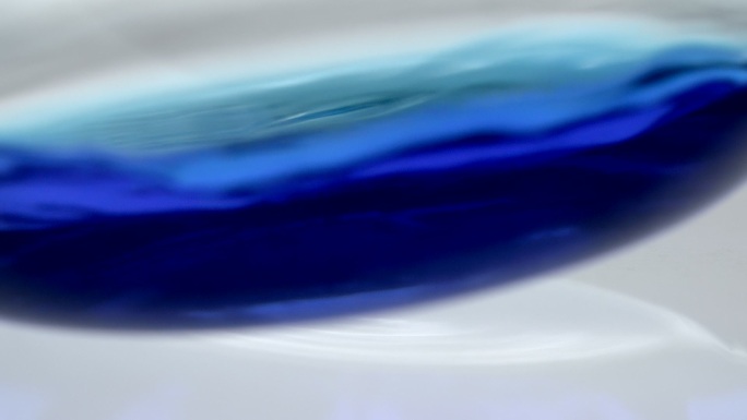 实验室中混合的蓝色液体
