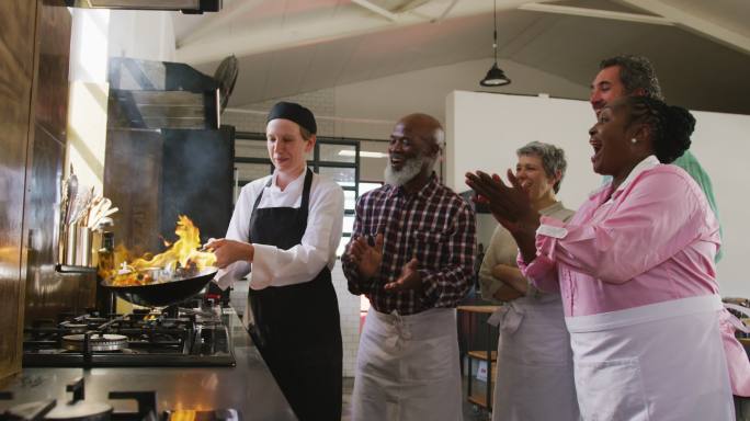 厨师用火烹饪蔬菜教学厨师餐厅