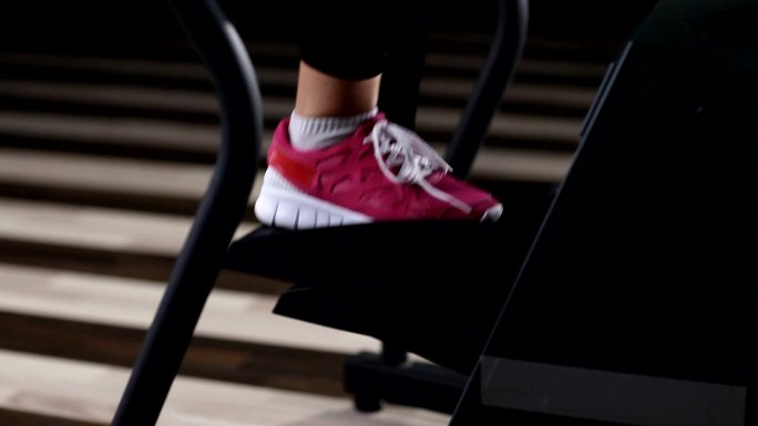 锻炼中的女人红鞋脚踏板上下脚踩
