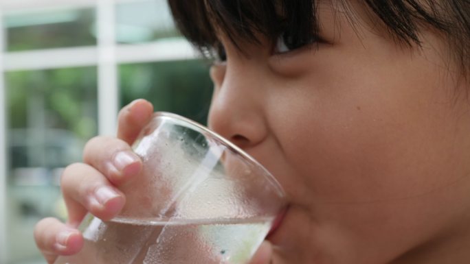 喝水的小女孩喝水运动补水喝冰水健康饮水