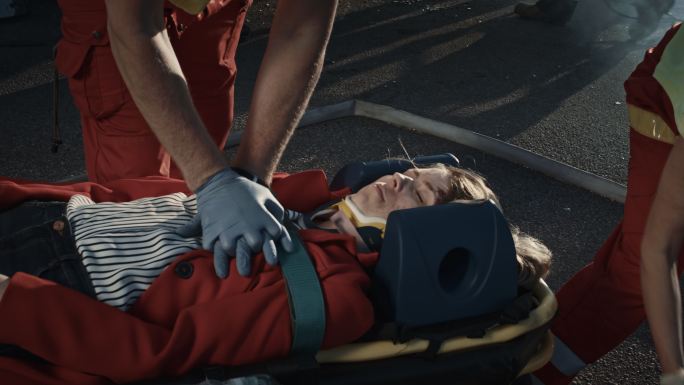 车祸现场：护理人员正在抢救一名女性