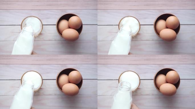 桌上一杯牛奶和鸡蛋的俯视图