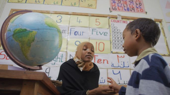 非洲小学生在教室里上课