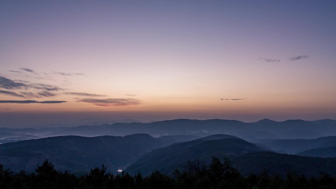 西部山区大山里的日出延时摄影