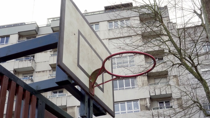 城市街道上的篮球篮板