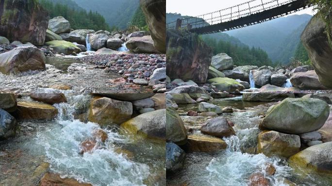 茶马古道铁索桥下的清澈河水