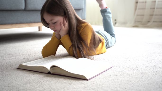 在看书的小孩子自习居家放松从小培养