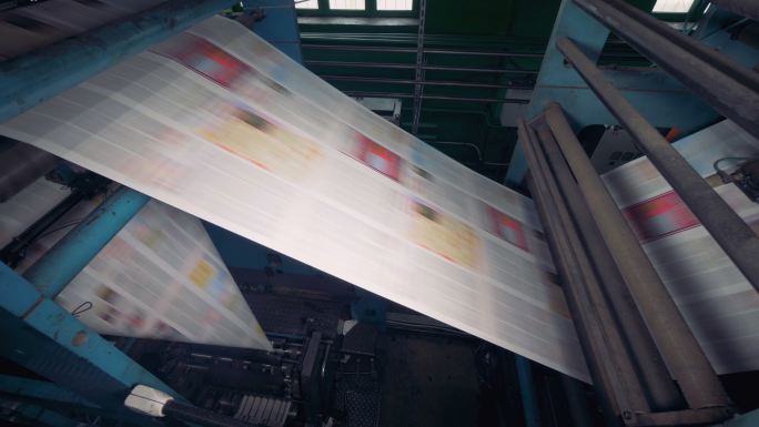 在印刷厂机器上印刷的报纸。