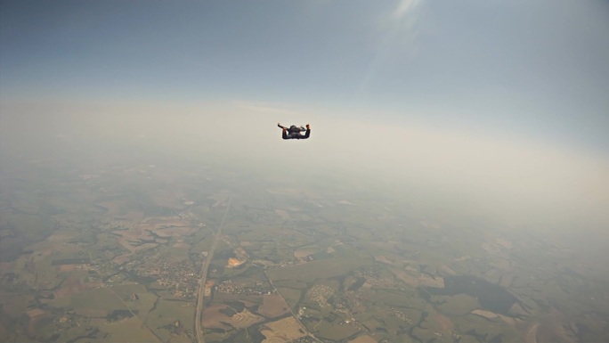跳伞者跳出飞机第一视角高空鸟瞰表演