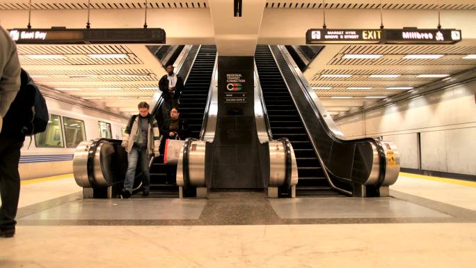 捷运自动扶梯人流量乘客出行公共交通工具