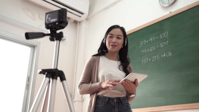 女教师在课堂上进行教学和在线演示