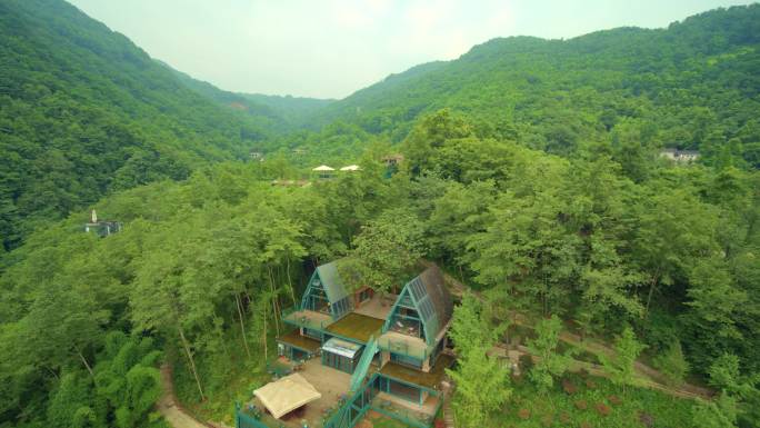 森林里的度假小屋4K航拍