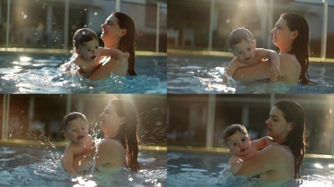 夏日里，母亲抱着快乐的儿子玩水