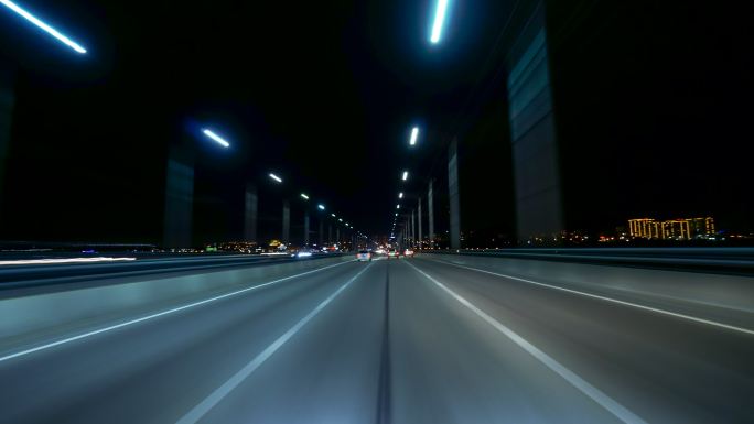 高速行驶在夜市道路上的汽车。