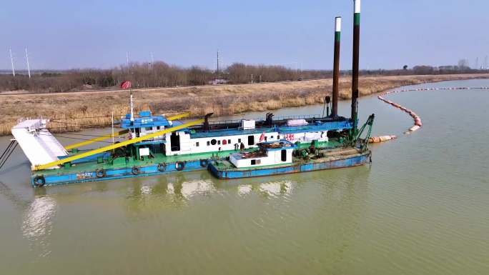 4K航拍运河大型挖泥船吹泥造田，吹沙填岛
