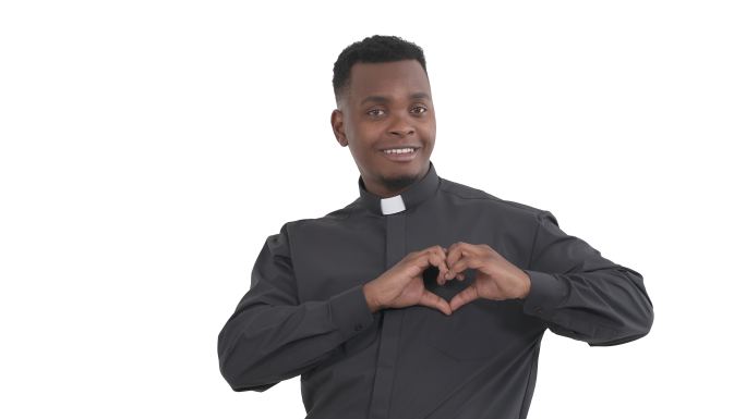 牧师用象征爱情的手指做着心形手势
