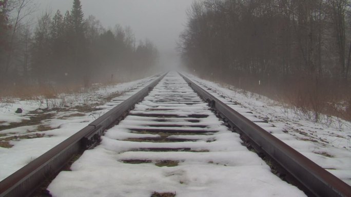 冬雾中的火车轨道