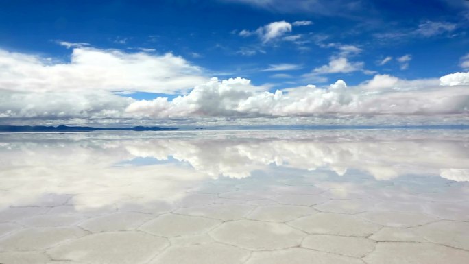 乌尤尼湖有一层薄薄的水