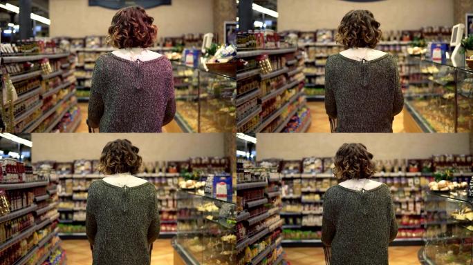女人推着购物车穿过超市