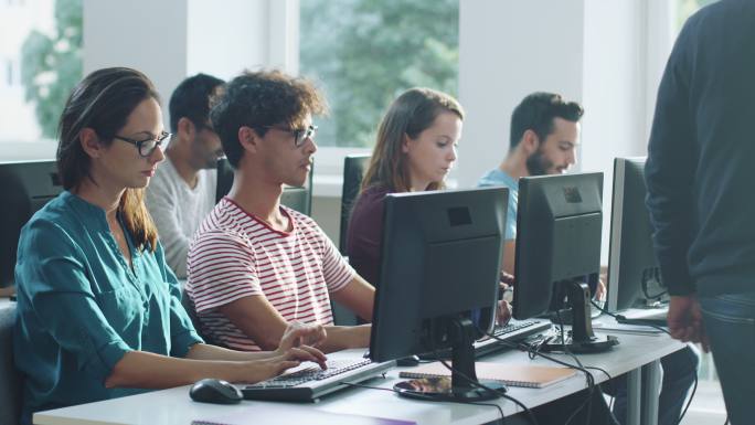 一组学生在上计算机课