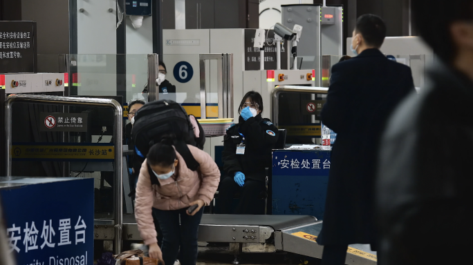 4K春运火车站旅客进站过安检空镜