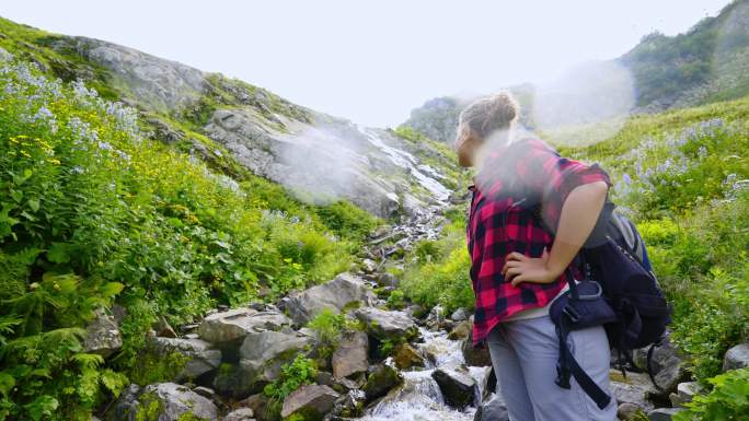 喜欢在山上徒步旅行的女背包客