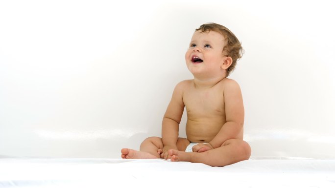 一个可爱的婴儿穿着尿布微笑着