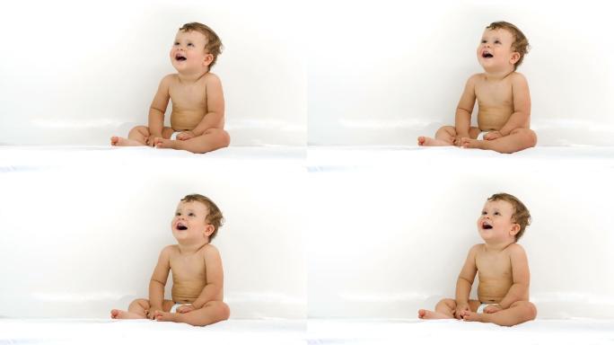 一个可爱的婴儿穿着尿布微笑着