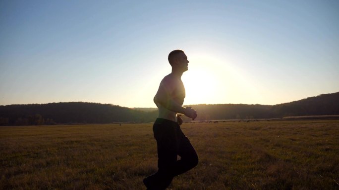 在户外跑步的男人有氧运动长跑野外田野