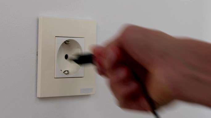 将多个电源插头插入墙壁插座