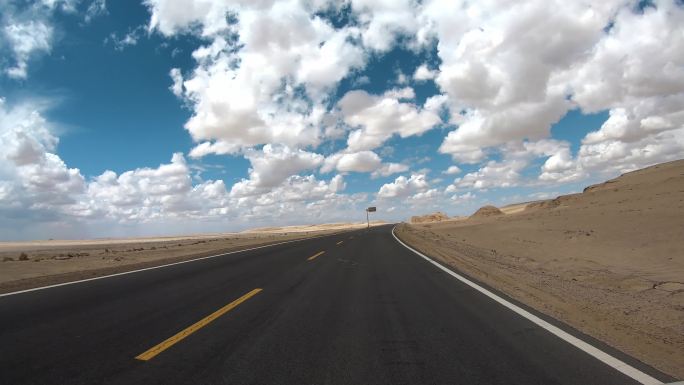 汽车行驶在公路上 沙漠公路 第一视角
