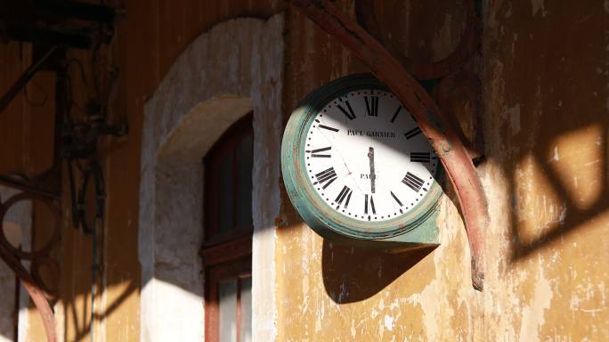 老旧火车站时钟
