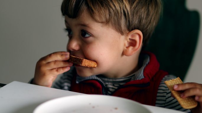 小孩吃吐司儿童吃面包饼干美味食物