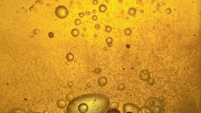 上浮的气泡啤酒泡沫金色溶液泡泡上升