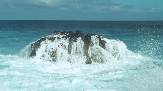 海浪冲击着一块巨大的岩石