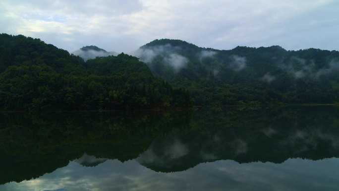 山间湖泊