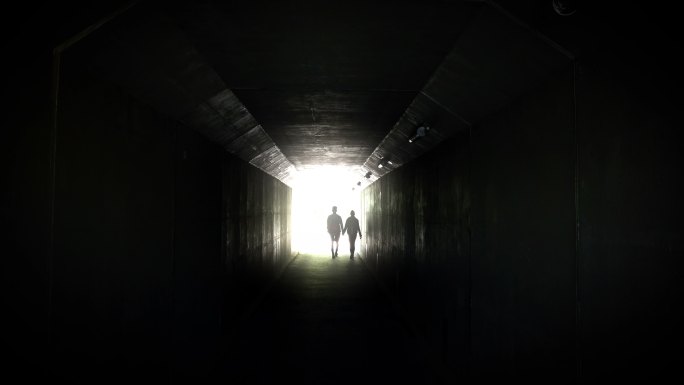 地下人行隧道尽头的一对情侣剪影