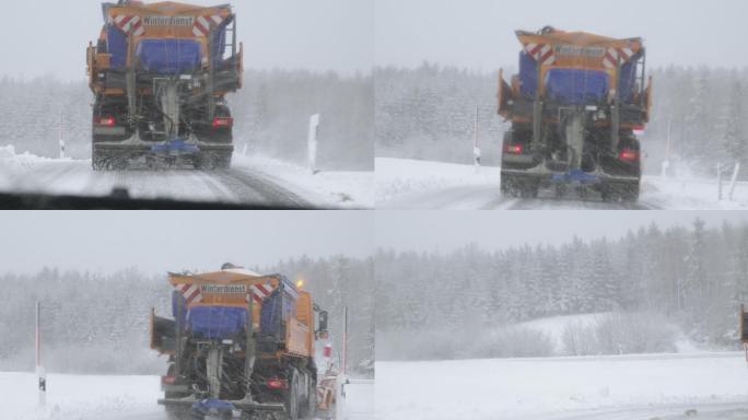 汽车跟随一辆铲雪车