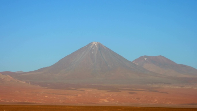 阳光下的山峰高山雪线大山山丘山峦山顶