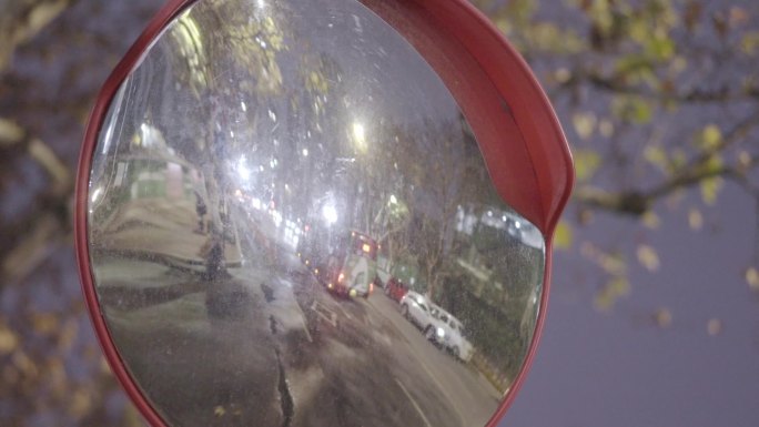 夜晚城市道路上的反光镜