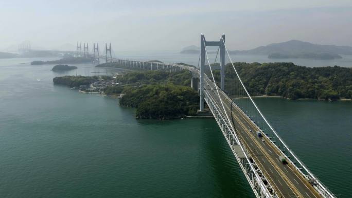 火车钻过桥洞 汽车从桥上开过濑户大桥全景