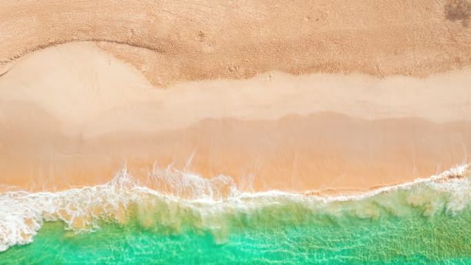 沙滩上波浪海水冲刷沙滩清澈的海水阳光沙滩