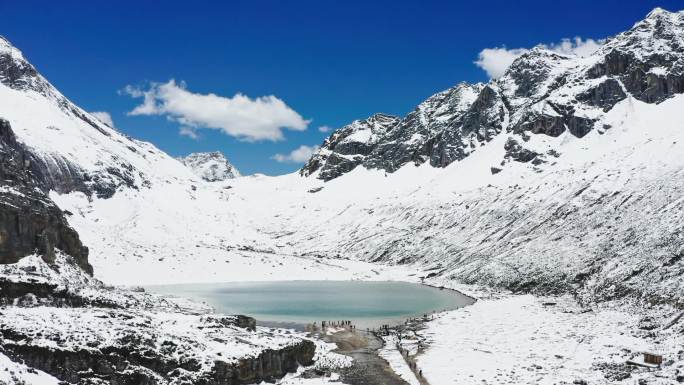 航拍稻城亚丁牛奶海雪山